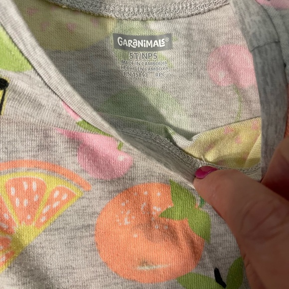 2 tops and 1 pair of shorts - Picture 3 of 7